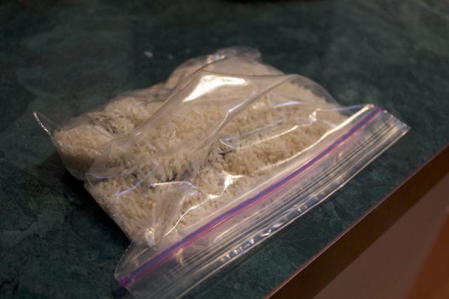 Luchtvaart chatten charme Bag of Rice Trick for Submerged iPhone | Pintester
