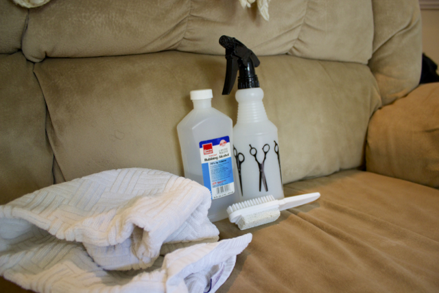 How to Clean a Couch Made of Microfiber with Rubbing Alcohol